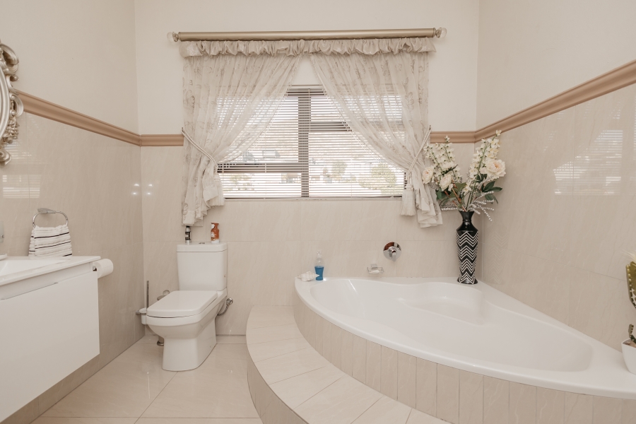 4 Bedroom Property for Sale in Baronetcy Estate Western Cape